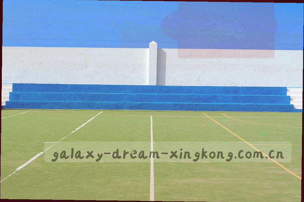 夜间工位上多块屏幕同时显示比分与数据表格的工作场景